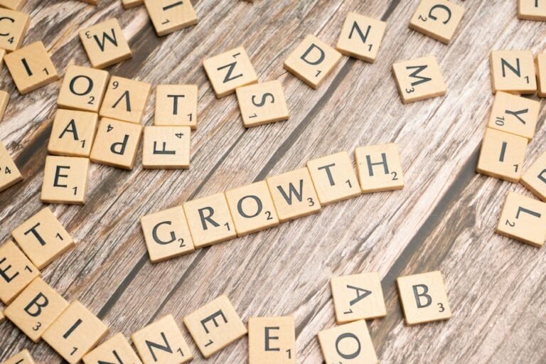 An infographic illustrating the 10 key strategies for effective startup growth and scaling.